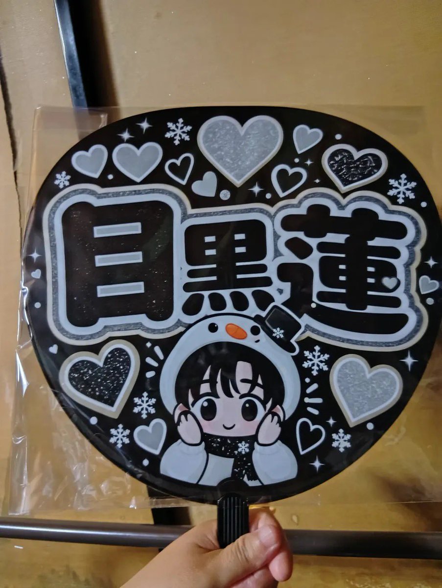 11jun19_11abe27's tweet photo. 有識者の方教えて下さい‼️
Threadsで画像のうちわ、メルカリで買ったとか何とか…って流れて来たんだけど、画像のうちわって会場内で出したらダメ❌⁉️
グリッター❓ホログラム❓ってかキラキラしたの使ってるぽいし、めめ🖤のイラストあるし…
Threadsでは使っても大丈夫、何の問題も無いみたいなコメントがあって…
