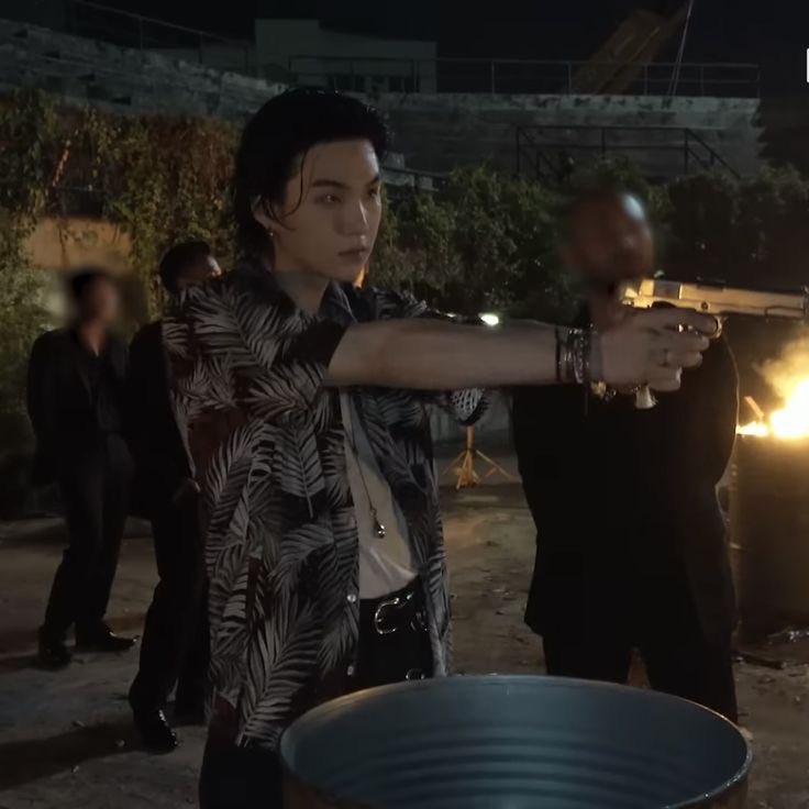 vampirehoIIiee's tweet photo. ya salah lah si giselle buat kakak ini mah, kalo oppa nya yg megang pistol baru dia kencing di celana sange brutal minta dientot https://t.co/4WExBN1PZh