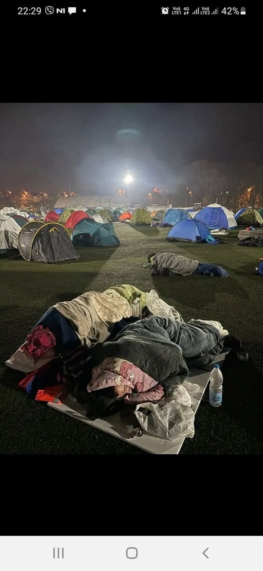 Mirjana33135700's tweet photo. Onaj koji je naredio da ova deca ne mogu da uđu školu nego moraju u sred zime da spavaju napolju sada bi da sa njima razgovara, Paaaa, neće moći. https://t.co/00naYKdhTV