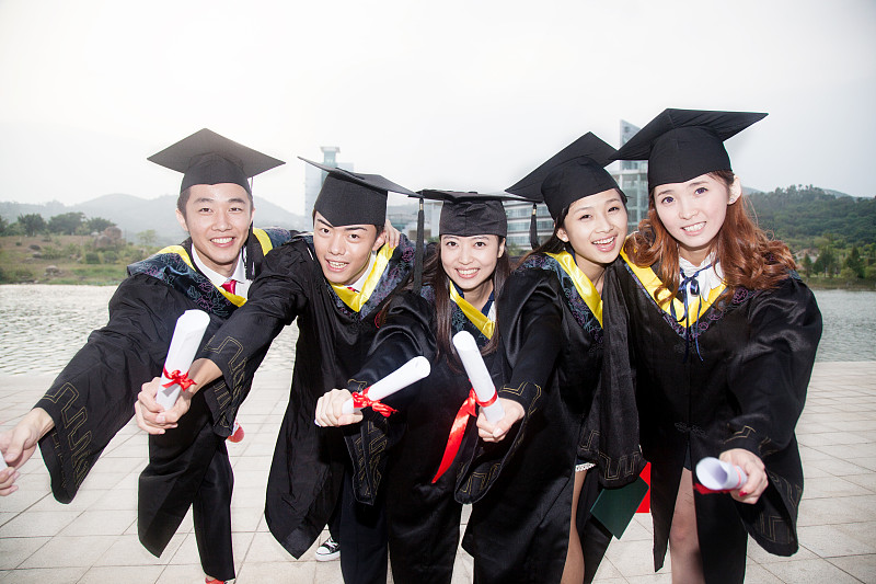 anikf964516's tweet photo. Graduation cap toss, confetti in the air, and a group of friends grinning like we just grabbed the best chapter of our lives. Time to turn those late-night study sessions into epic adventures! https://t.co/KcSREFFwCv