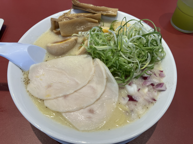 oraa77516054's tweet photo. 物語コーポさんの優待消化で鶏白湯そば(期間限定)いただきました。ありがとうございますm(_ _)m https://t.co/Kv1aOc9PBn