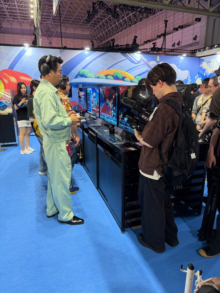 Sandome3's tweet photo. 有野課長が目の前でロックマン生プレイし始めて並んでる時間も楽しめました #TGS2026 https://t.co/FNGcQXVfoB