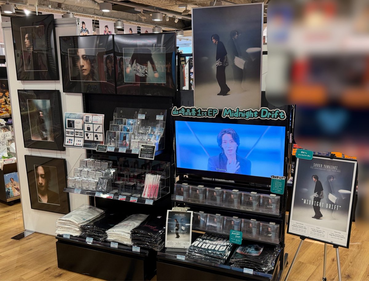 T_EBISUBASHI's tweet photo. 【4F 2.5次元】

SHIBUYA TSUTAYAにて展示されておりました、
#山﨑晶吾 さんの額装写真が到着しました🎉

CD&amp;グッズも絶賛販売中です✨
（～9/27（日）営業終了まで）

皆さま是非 #エビツタ にお立ち寄りください😊

@midnightdrift95
@Shogotter0 https://t.co/d64vMgqdoK