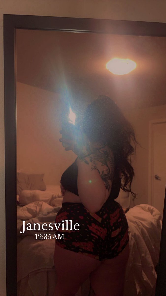 Prettypoison890's tweet photo. Late nights look a little better from this angle 🖤 https://t.co/WCoTxGEDtY