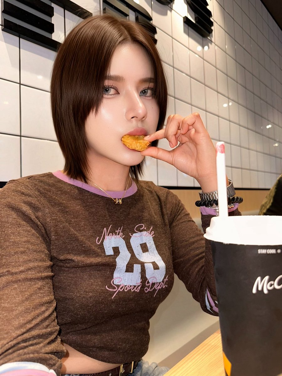 Ladiicezzz's tweet photo. คอนเท็นต์ต่อไปมาได้เลยถ่ายไปกินไปจนพุ่งปลิ้นนน🐱🍔🍟
#Mckitty https://t.co/w7qCDl6HpI