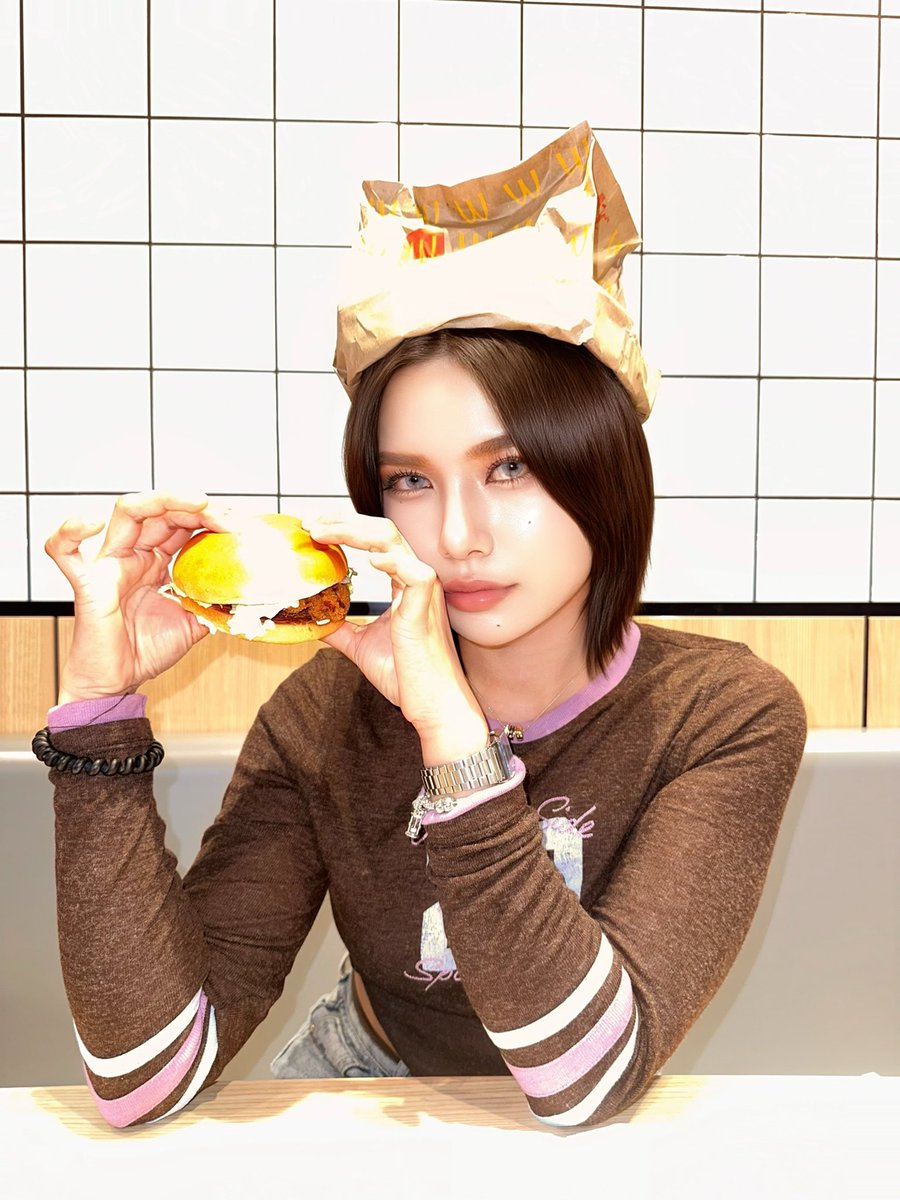 Ladiicezzz's tweet photo. คอนเท็นต์ต่อไปมาได้เลยถ่ายไปกินไปจนพุ่งปลิ้นนน🐱🍔🍟
#Mckitty https://t.co/w7qCDl6HpI