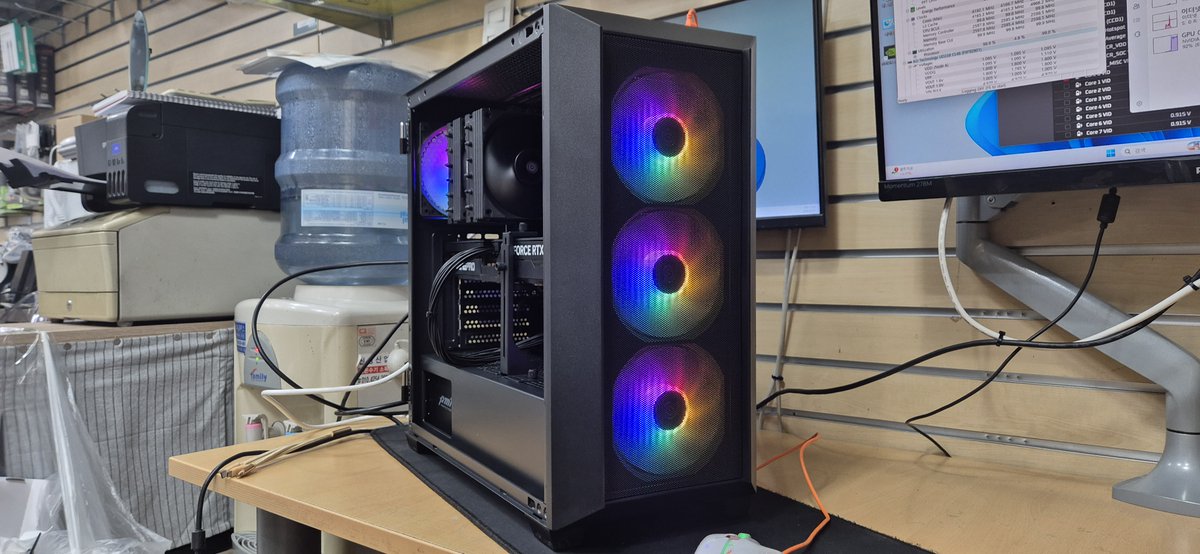 dohwicom's tweet photo. 라이젠 7800X3D+RTX 5070Ti로 구성된 390만원대 게임용 PC 출고 사진입니다

※조립비 별도※

고사양 게임 및 VR 환경에서 사용 할 목적으로 작업 의뢰주셨습니다

카카오톡 오픈채팅: https://t.co/ZLbG4l3lH1
디스코드: dohwicom https://t.co/NVdNZsCdk6