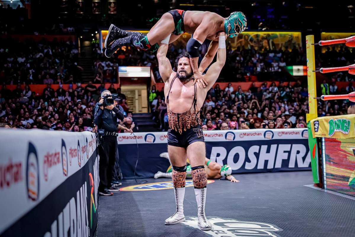 CMLL_OFICIAL's tweet photo. 📸 Checa la galería completa de la Tarde Mexicana en https://t.co/e252W3r2aI 

#TardeMexicanaCMLL 
#CMLL #LuchaLibre https://t.co/BZ4oFB8Wv9