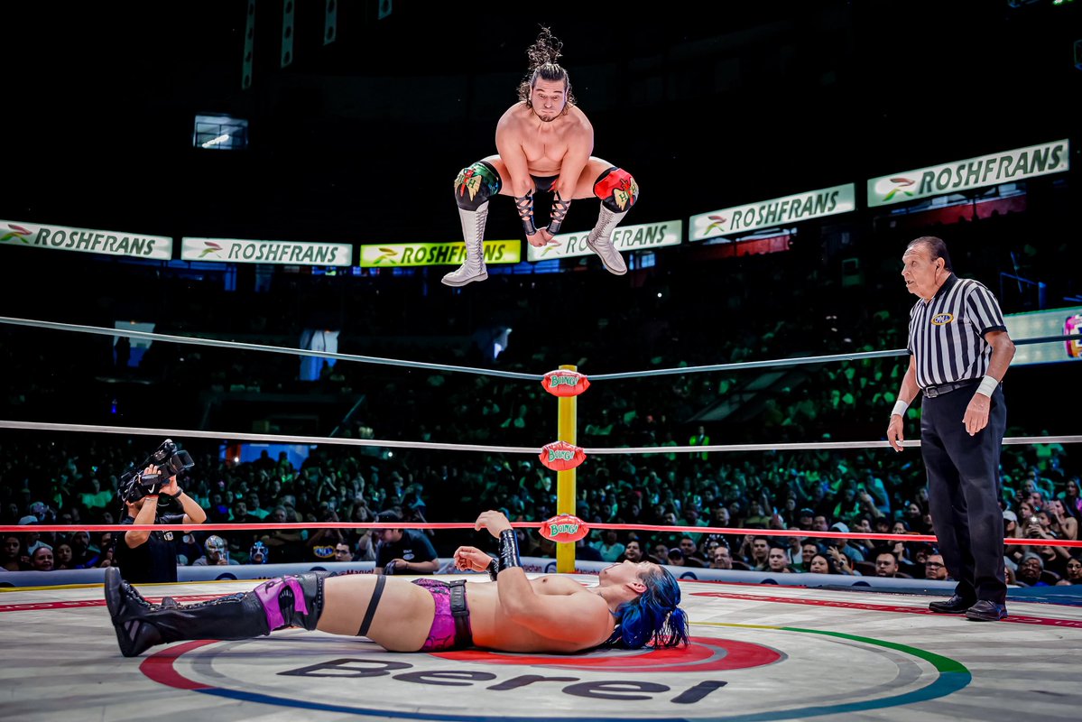 CMLL_OFICIAL's tweet photo. 📸 Checa la galería completa de la Tarde Mexicana en https://t.co/e252W3r2aI 

#TardeMexicanaCMLL 
#CMLL #LuchaLibre https://t.co/BZ4oFB8Wv9