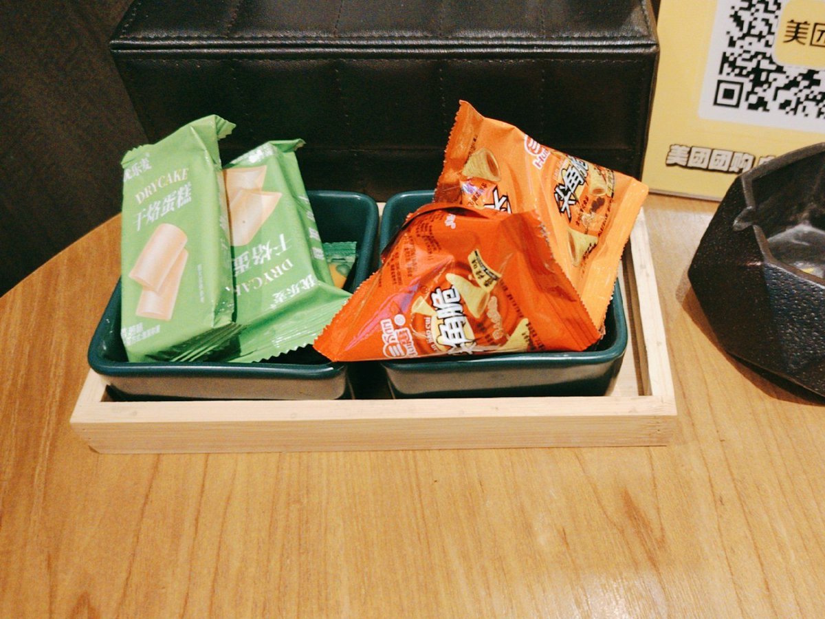 honep069672's tweet photo. Sharing these crispy seaweed rice crackers with my desk buddy = ultimate Friday snack win!  No more boring work munchies when we’ve got these. Who’s joining our snack crew https://t.co/zwWuIqe30R