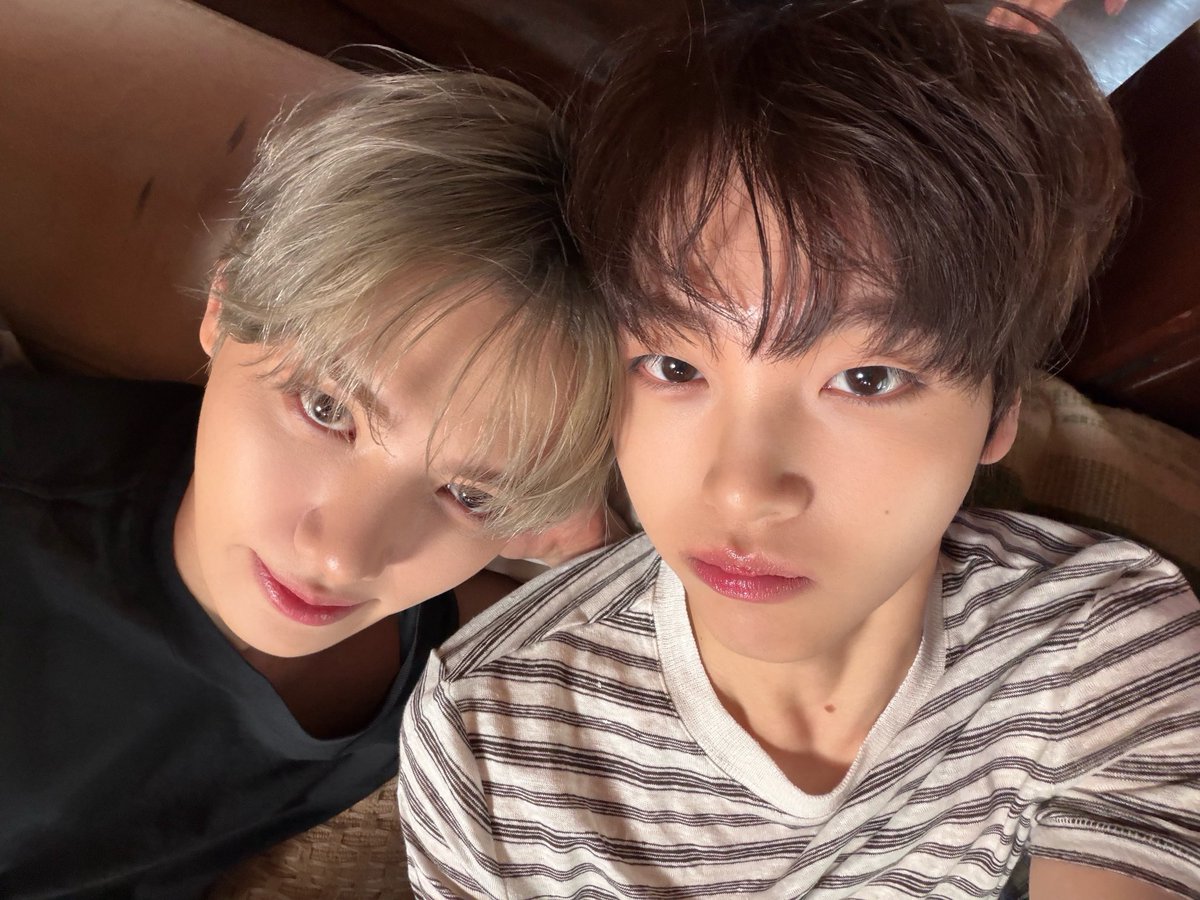 CRAVITY_twt's tweet photo. 가끔 이러고 놀아요🐶🐶
(못생긴표정짓기 그나마 괜찮을걸로 올림)
#민희 #형준 #크래비티
#HAPPYMINHEEDAY https://t.co/JwOIdUCTuX