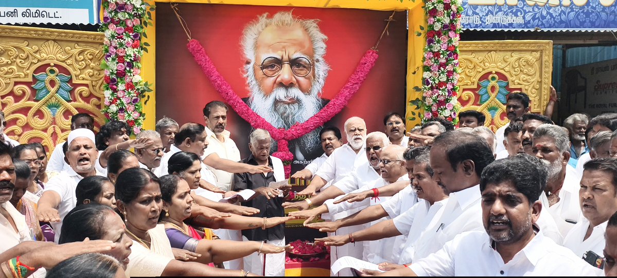 IPSenthil's tweet photo. 17/09/2026 இன்று பகுத்தறிவு பகலவன் #தந்தை_பெரியார் அவர்களின் 148வது பிறந்தநாளையொட்டி கழக தலைவர் திராவிட மாடல் நாயகர் மாண்புமிகு அண்ணன் @mkstalin அவர்களின் ஆணைக்கிணங்க கழக இளைஞர் அணி செயலாளர் தமிழ்நாடு சட்டப்பேரவை எதிர் கட்சி தலைவர் மாண்புமிகு அண்ணன் @Udhaystalin அவர்களின் வழிகாட்டுதலின்படி எங்கள் அரசியல் வழிகாட்டி தென்பாண்டி சிங்கம் கழக துணை பொதுச் செயலாளர் ஆத்தூர் சட்டமன்ற உறுப்பினர் ஐயா @IPeriyasamy_ அவர்களின் தலைமையில் தந்தை பெரியார் சிலைக்கு மாலை அணிவித்து திண்டுக்கல் திராவிட முன்னேற்றக் கழக மாவட்ட அலுவலகத்தில் வைக்கப்பட்டிருந்த  தந்தை பெரியார் அவர்களின் படத்திற்கு மலர் தூவி மரியாதை செய்து சமூகநீதி நாள் உறுதிமொழி எடுத்துக்கொண்டோம்.
@r_sakkarapani