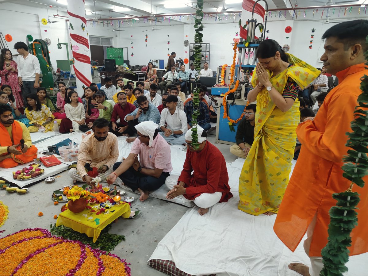 foetlkouniv's tweet photo. अभियांत्रिकी  संकाय, @lkouniv  में भगवान श्री विश्वकर्मा पूजा का भव्य आयोजन हुआ। इस पावन अवसर पर भगवान विश्वकर्मा से सभी के सुख, समृद्धि, सफलता एवं उन्नति की कामना की गई। पूजा में रजिस्ट्रार @lkouniv श्रीमती भावना मिश्रा एवं संकाय के डीन प्रो० सत्येंद्र पाल सिंह उपस्थित रहे। https://t.co/kPo5yLxCsd