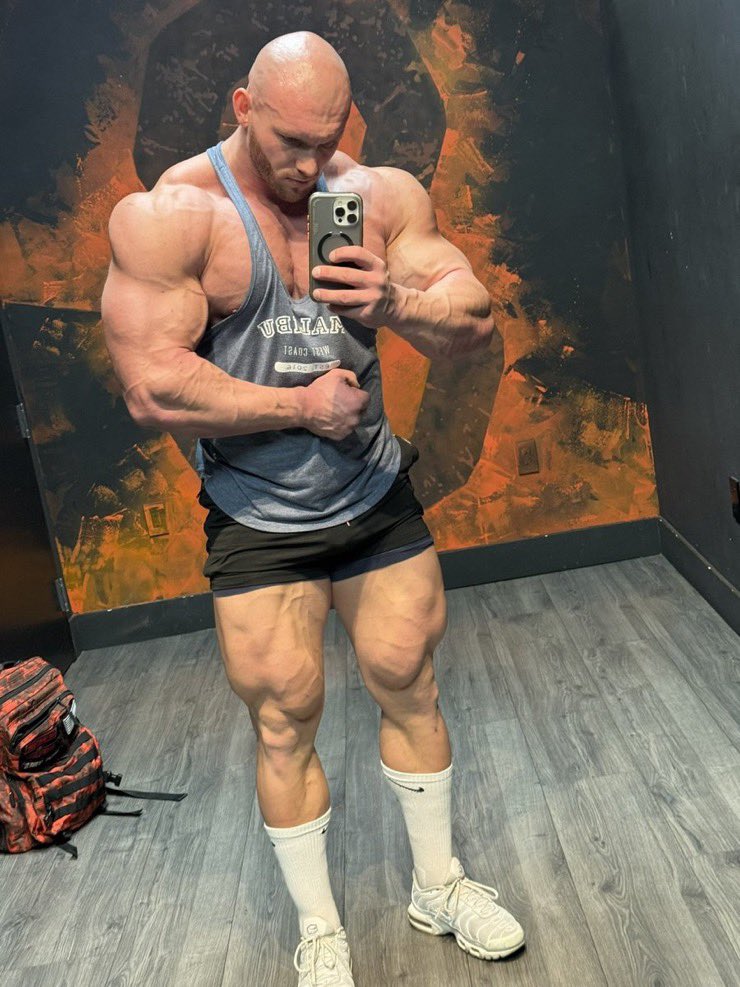 whiterheno's tweet photo. Would you be my gym bro ? I’d fuck you in the posing or rest room 🤭 https://t.co/nnrypXdQJB