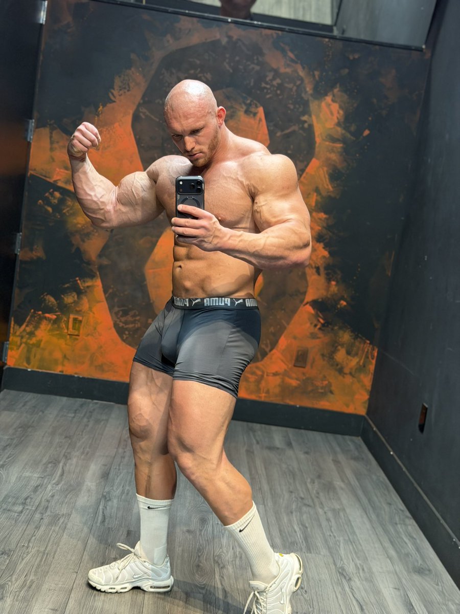 whiterheno's tweet photo. Would you be my gym bro ? I’d fuck you in the posing or rest room 🤭 https://t.co/nnrypXdQJB