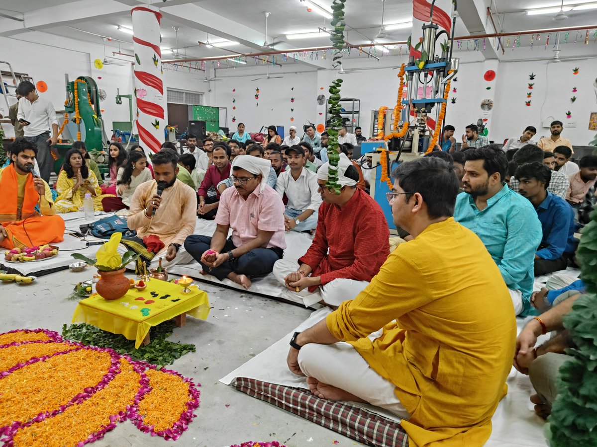foetlkouniv's tweet photo. अभियांत्रिकी  संकाय, @lkouniv  में भगवान श्री विश्वकर्मा पूजा का भव्य आयोजन हुआ। इस पावन अवसर पर भगवान विश्वकर्मा से सभी के सुख, समृद्धि, सफलता एवं उन्नति की कामना की गई। पूजा में रजिस्ट्रार @lkouniv श्रीमती भावना मिश्रा एवं संकाय के डीन प्रो० सत्येंद्र पाल सिंह उपस्थित रहे। https://t.co/kPo5yLxCsd