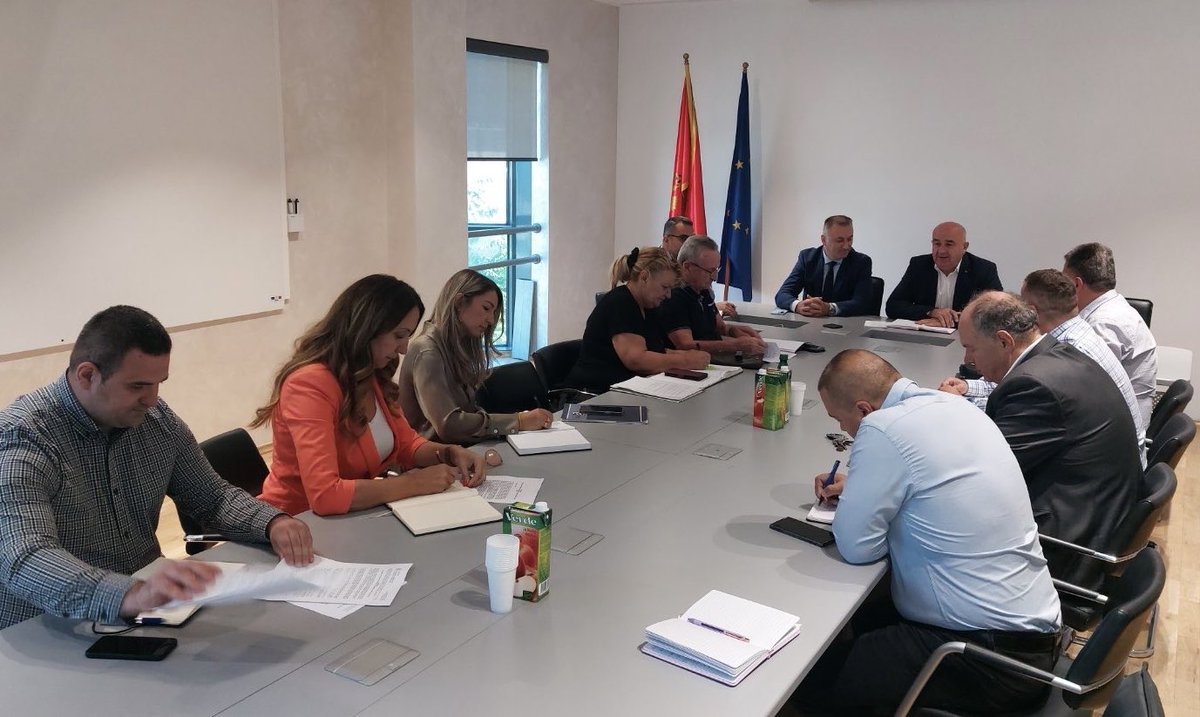 MPoljoprivrede's tweet photo. 📢 Ministarstvo poljoprivrede je, nakon sastanka i dogovora, raspisalo javni poziv za otkup viškova jagnjadi. 

➡️ Otkup počinje 21. septembra po cijeni od 4,75 €/kg žive vage, isključivo za jagnjad iz Crne Gore od registrovanih proizvođača. 

👉 Meso za penzionere 8,50 €/kg. https://t.co/lMfPwmLUIk