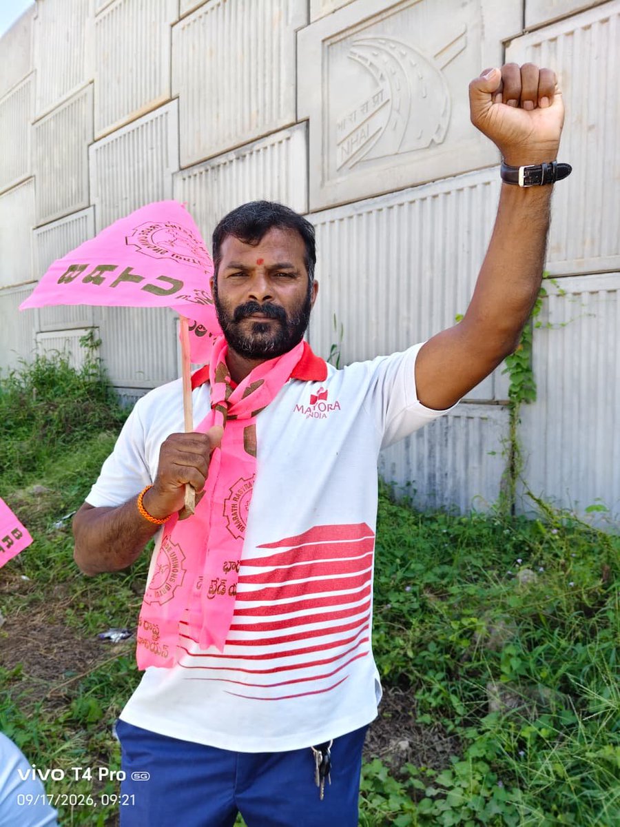 MAYORAIND's tweet photo. @mayoraindah
@Achyut_K_Reddy
@TelanganaCOL
@TelanganaCMO
@TelanganaCS
@VSrinivasGoud

"32 రోజులుగా ఇంట్లో పిల్లల మొఖాలు సరిగ్గా చూడలేదు... కానీ రేపటి వాళ్ల భవిష్యత్తు కోసమే ఈరోజు రోడ్డుపై నిలబడ్డాం! మన త్యాగం వృధా పోదు... మయోర యాజమాన్యం దిగిరాక తప్పదు!"

"కంపెనీని లాభాల బాట పట్టించడానికి రక్తాన్ని చెమటగా మార్చాం... కానీ ఈరోజు మనల్ని రోడ్డున పడేస్తారా? మన శ్రమ సాక్షిగా చెప్తున్నాం... మన డిమాండ్లు త��రేవరకు ఈ మయోర కార్మిక పిడికిలి సడలదు!"

"బాలమల్లేష్ అన్నను అన్యాయంగా తొలగించినప్పుడు మనందరి కడుపు మండింది! మన కోసం నిలబడ్డ నాయకుడిని తిరిగి విధుల్లోకి తెచ్చుక��నే వరకు... మయోర యూనియన్ జెండా దించే ప్రసక్తే లేదు!"

"32 రోజులు గడిచినా మనలో నమ్మకం తగ్గలేదు, ఐక్యత చెదరలేదు. ఎండనక, వాననక మనం పడుతున్న ప్రతి కష్టం... రేపు మన హక్కుల సాధనకు పునాది అవుతుంది!"

"ఇది కేవలం ఒక సమ్మె కాదు, మన బతుకు దెరువు పోరాటం! వేతన ఒప్పందం జరిగే వరకు, ఉద్యోగ భద్రత సాధించే వరకు వెనకడుగు వేస్తే మనల్ని మనమే క్షమించుకోలేం... పోరాడుదాం-గెలుద్దాం!"

"కార్మిక సోదరులారా... యాజమాన్యం మన ఓర్పును పరీక్షిస్తోంది. కానీ మనది ఉక్కు సంకల్పం! ఒక్కడిగా వస్తే తొొక్కేస్తారు, యూనియన్ గా ఒక్కటయ్యాం... మనల్ని ఎవ్వరూ ఆపలేరు! కార్మిక ఐక్యత వర్ధిల్లాలి!"