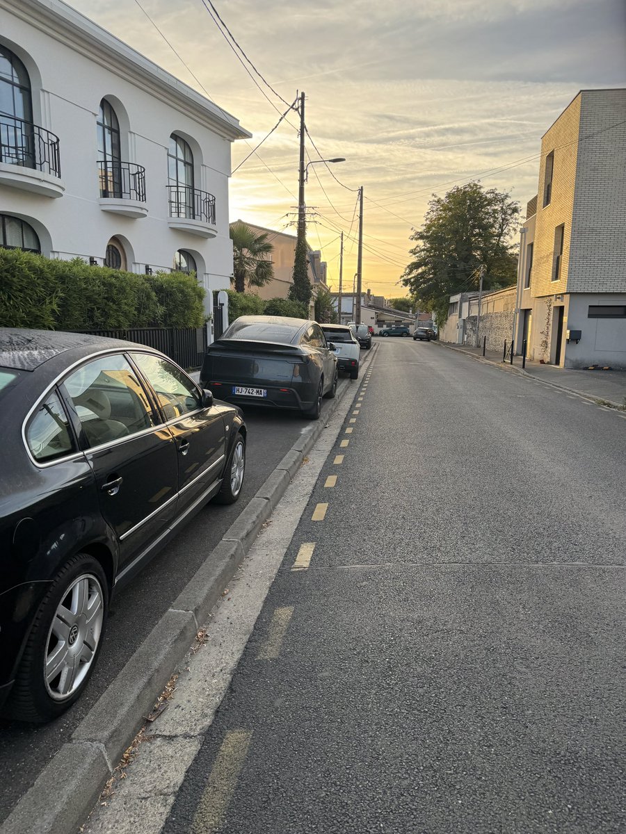 Creuselazur's tweet photo. @Bordeaux les mêmes infractions quotidiennes sur le chemin de l’école. Mais @T_Cazenave  s’en fout. Enfants en danger. @gcum_fr @SO_Bordeaux #Bordeaux https://t.co/KGeO9Tnaz7