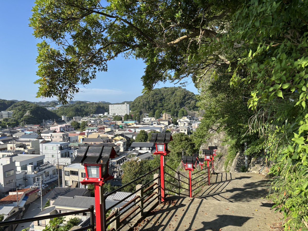 kinboshi_inc's tweet photo. 東京本社のTさんから、勝浦の遠見岬神社に行った時の写真をいただきました📸
とても景色が良かったそうです😄
緑の中に朱色の灯篭が映えますね✨
#金星
#KINBOSHI
#SECURITY
#警備
#制服
#ピュアット
#GULAS
#Quanta
#千葉県
#遠見岬神社
#ドライブ
#おでかけ https://t.co/kkdEEIQ9H4