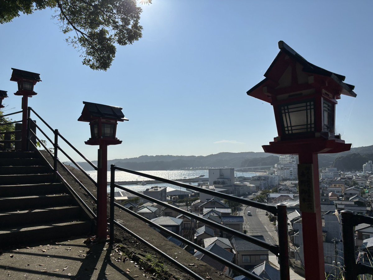 kinboshi_inc's tweet photo. 東京本社のTさんから、勝浦の遠見岬神社に行った時の写真をいただきました📸
とても景色が良かったそうです😄
緑の中に朱色の灯篭が映えますね✨
#金星
#KINBOSHI
#SECURITY
#警備
#制服
#ピュアット
#GULAS
#Quanta
#千葉県
#遠見岬神社
#ドライブ
#おでかけ https://t.co/kkdEEIQ9H4