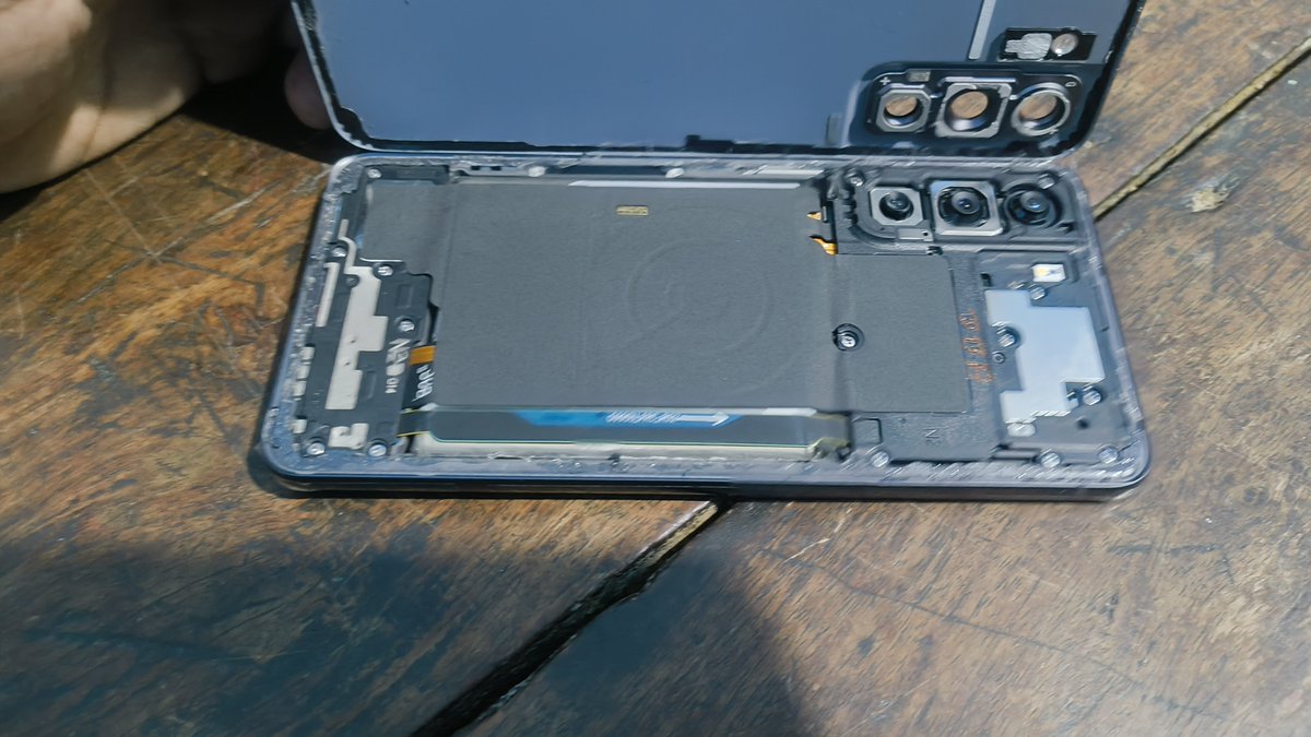 mssiddique49's tweet photo. Serious safety &amp; blast hazard @SamsungIndia @SamsungSupport @ConsumerSeva!
​S21 FE repaired at Siwan service center (Inv: 4440408807). Battery swollen &amp; back panel popped off on its own due to cheap glue!
​Under 3-month warranty, yet ZERO response. Resolve/replace immediately! https://t.co/ngNFSCoLDM