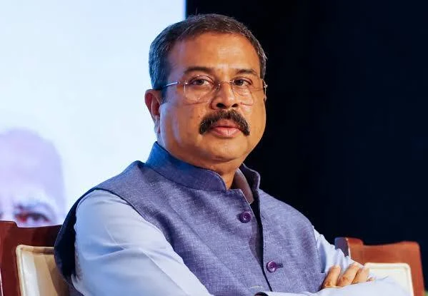ManviGoutam's tweet photo. Dharmendra Pradhan stepped down following widespread youth protests over exam paper leaks. https://t.co/nSxJfNOAvA