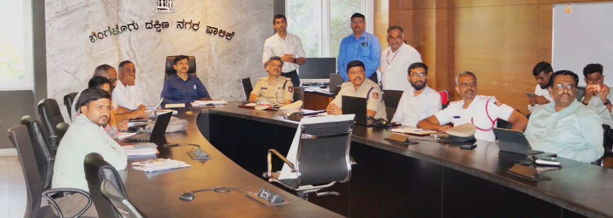 GBA_office's tweet photo. 🅿️ AI-Based Smart Parking Pilot Coming to Jayanagar! 🤖

🚗 Smarter Parking. Better Traffic Management.

Bengaluru South City Corporation is partnering with Park Lens to introduce an AI-based Smart Parking System on a pilot basis in Jayanagar.

Commissioner K. N. Ramesh directed officials to prioritize pedestrian safety, efficient road-space utilization and smooth traffic movement while finalizing the parking layout.

🔹 AI cameras to detect vacant parking spaces in real time
🔹 QR code + UPI payments for convenient digital parking fees
🔹 Scientific angular parking layouts to optimize road space
🔹 Automated alerts for unpaid and overstay violations
🔹 Wheel-clamp enforcement for parking violations
🔹 Coordination with Traffic Police & BESCOM for smooth implementation
🔹 Pilot testing on select Jayanagar roads before wider rollout

Smart Parking. Smarter Bengaluru. 🚦✨

#BengaluruSouthCityCorporation #SmartParking #Jayanagar #AIBasedParking #ParkLens #TrafficManagement #DigitalParking #UPIPayments #SmartBengaluru #BengaluruDevelopment