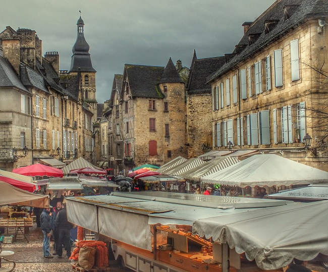 lifefrance's tweet photo. We're up to S in the A to Z of France! What's your favourite French place beginning with S? 😍
#thegoodlifefrance
📷 Sarlat, Dordogne hosts one of the best markets in France! https://t.co/eukM66uQmS