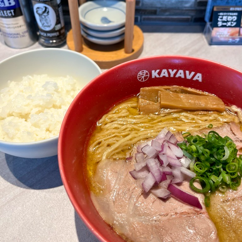 kayava_jp's tweet photo. その日の気分で選べる、ごはんセット🍜🍚

スープと一緒に白めしを楽しむ。
チャーシュー丼で満足感をプラスする。

どちらを選ぶかは、その日のあなた次第✨

カヤバ(KAYAVA.)で、
お気に入りの組み合わせを見つけてみませんか？😊

#肉の日 #カヤバ https://t.co/WGBU6mLUwW