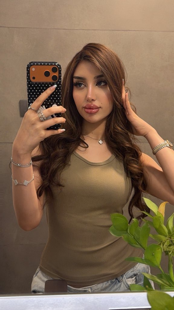 kityhann's tweet photo. Tanned queen https://t.co/pzT3d76NTO
