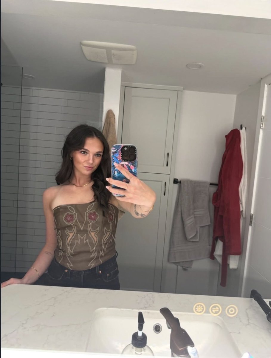 zarakeyesss's tweet photo. who wants to get bi or cam together while i feed my best friend lauren dm me asap https://t.co/h92z4lOgRb