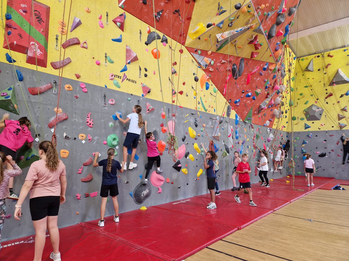 BenmiloudKarim's tweet photo. 🏃‍♂️🏃‍♀️Hier, pour la Journée nationale du sport scolaire #JNSS, j'étais au collège André Abbal de #Carbonne (31) :
dans un cadre idéal, les 6e ont découvert 4 activités sportives, proposées par l’association sportive du collège : 
🏐 volleyball 
🤾 handball 
🏸 badminton
🧗 escalade https://t.co/xFFOr8YuH5