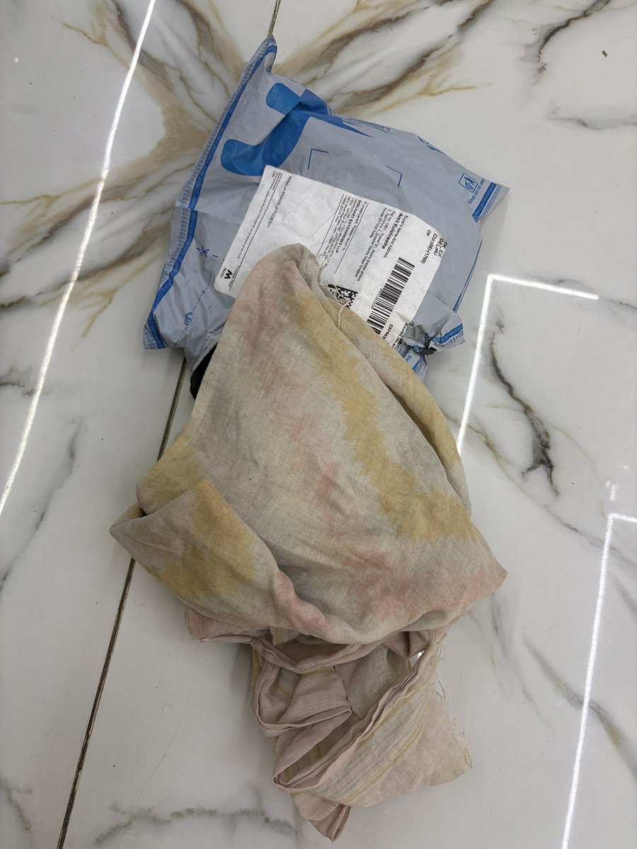 amkulshr's tweet photo. @myntra have you started cheating your old customers too ? 
I ordered a Bedsheet and i got a piece of torn and dirty cloth. See pics what I ordered and what is delivered. 
What is this ? https://t.co/sCQFb6tZxa