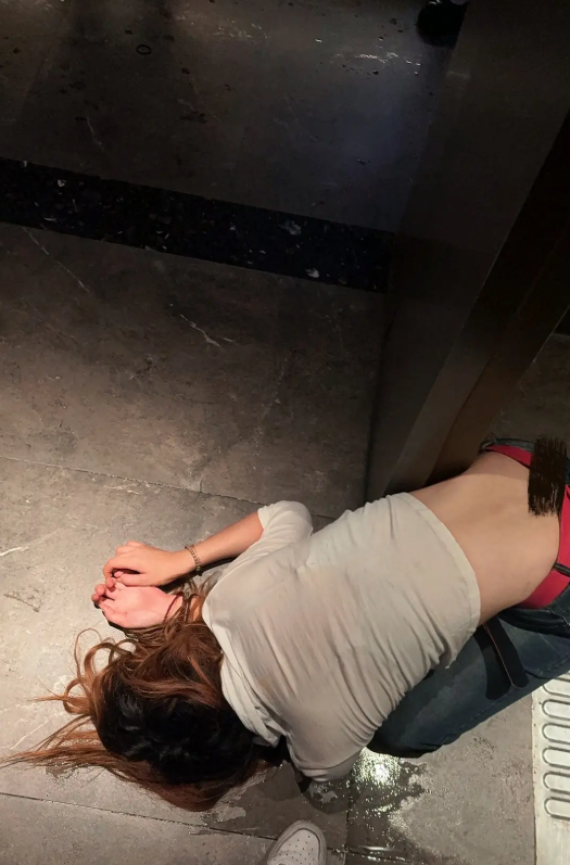 Curieuse__'s tweet photo. 刚在酒吧认识的美女，玩了会儿骰子喝了我加料的酒，去卫生间就出不来了，既然出不来那就让我进去吧，厕所的门紧闭着，谁也不知道里面正在发生什么 https://t.co/rxHblKsiod