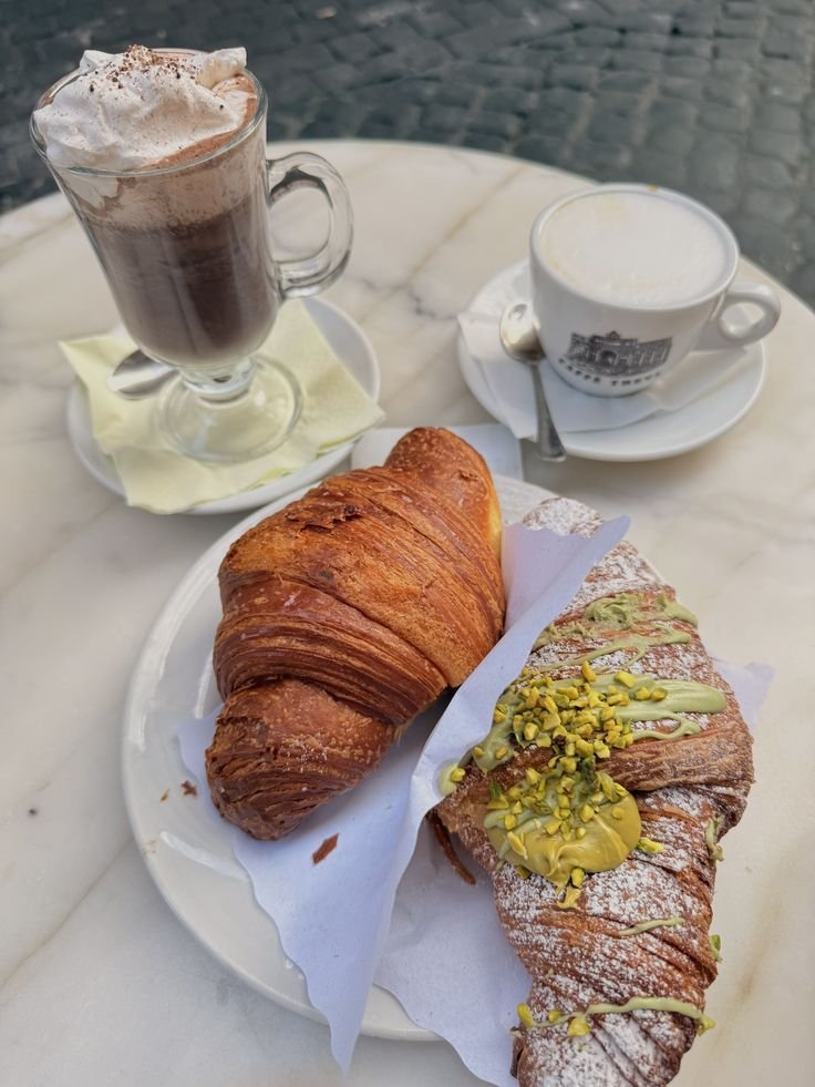 mozinity's tweet photo. Breakfast in Rome https://t.co/D6AZG3KHCu