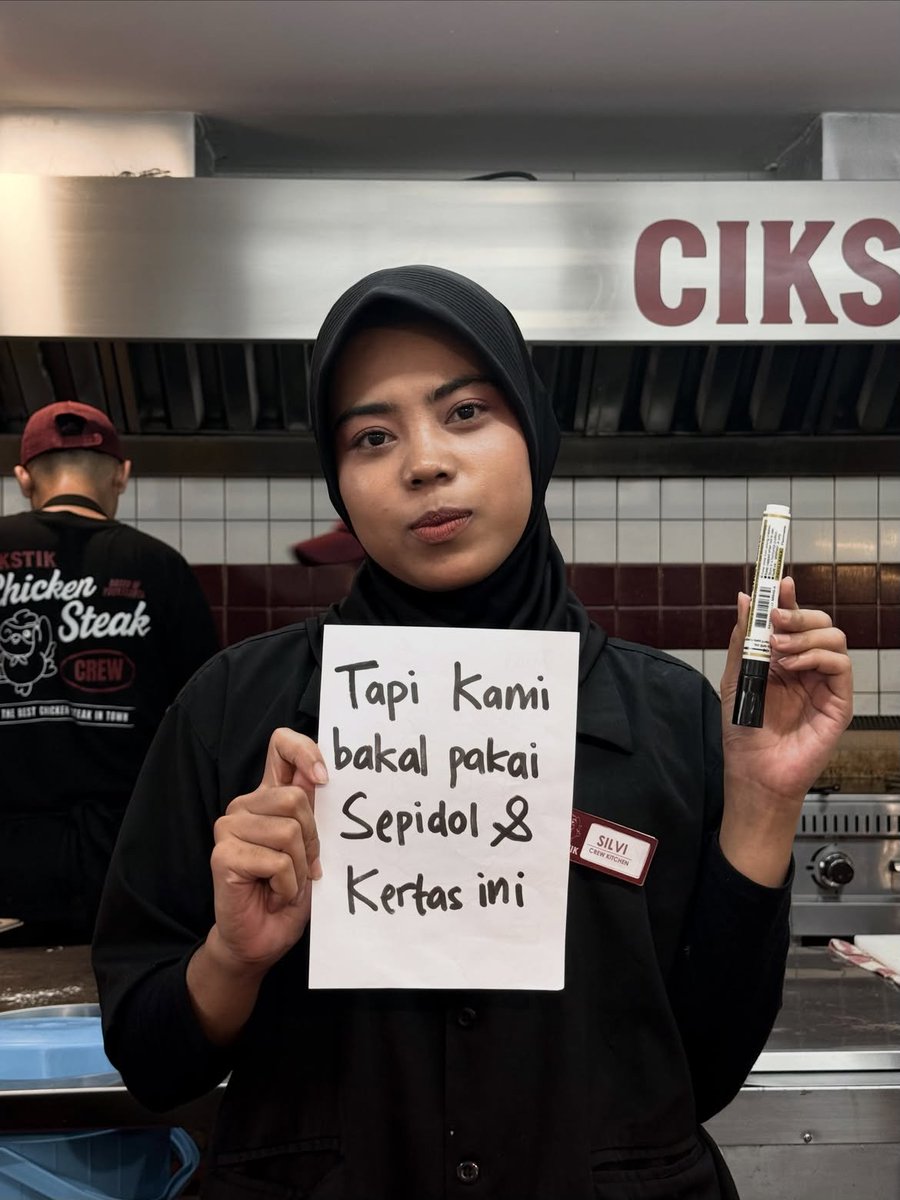 MikaelDewabrata's tweet photo. Lagi tren ini:

Tanpa prompt AI.
Tetap kreatif.

Pake sepidol tau bolpen gambarnya. https://t.co/U7AQcve7T9