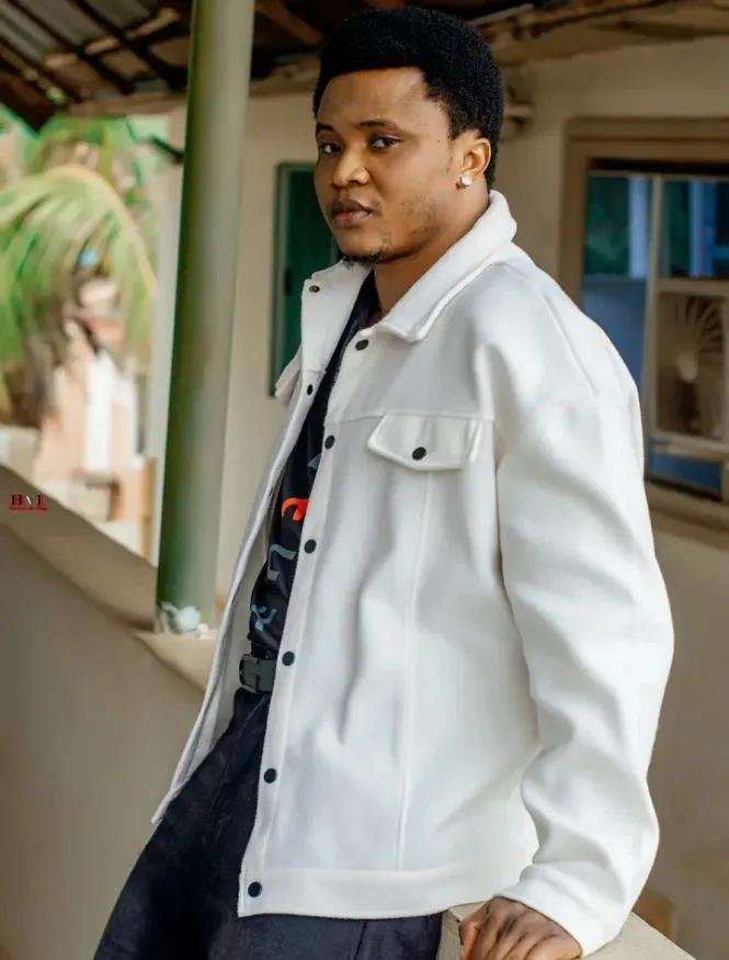 OyoNews1's tweet photo. "I was depressed for two years because Awon Aladun De show which was the biggest yoruba series, couldn't continue. I was on the show for over seven years without having issue with anyone until Tolu Fagbure became part of the show. 

"Tolu Fagbure is brilliant, you can't take that away from him but he can't be loquacious. 

"I started having issues with him because I didn't put him on the poster of a movie I produced and he only did two scenes.

"I did no wrong to Tolu Fagbure for him to say he will dedicate few minutes of his show to me and I will feel the heat. I have passed that level." 

~Actor Akinola Akano fondly known as Segbowe, opens up on his fallout with Tolu Fagbure, in a recent interview