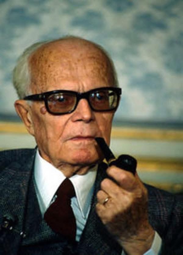 BMitraglia's tweet photo. ✍🏻 Roberto Damico

Una delle domande più ricorrenti che si pongono a Meloni è se lei si ritenga antifascista. E quando lei fa notare che ha memoria di cosa erano gli antifa negli anni Settanta – e sono ancora oggi –, che conosce a memoria i nomi di molti ragazzi uccisi perché ritenuti fascisti, e che non vuole su di sé la definizione di gente che uccide altre persone perché ritiene che non siano degne di vivere, quelle persone insorgono. E insorgono perché si ritengono tutori della memoria della Resistenza, custodi della memoria, di quella memoria.

Eppure, credo che in pochi oggi infanghino la memoria della Resistenza quanto quelle persone. E non solo perché questi “custodi della memoria” accostano, letteralmente, Sandro Pertini a Sinwar, definendo la lotta di quest’ultimo Resistenza. Ma anche perché, contestualmente, queste stesse persone che parlano e straparlano di “eroica resistenza” e ritengono che il 7 ottobre – ossia un pogrom contro innocenti inermi – sia stato un atto di resistenza, allo stesso tempo non riconoscono l’eroismo della resistenza ucraina, la lotta disperata, il valore.

E io credo che un giorno il valore della resistenza ucraina verrà riconosciuto, perché davvero esistono infiniti atti il cui valore potrebbe riempire antologie, a cominciare dalle prime ore di resistenza all’invasione, in cui addirittura poliziotti hanno cominciato a fronteggiare soldati. Tutto questo emergerà, spero, quando l’invasore russo verrà rimandato a casa. Ma nessuno di coloro che si dicono custodi di quella memoria italiana lo riconosceranno. Perché, per loro, la resistenza è quella di Putin contro gli europei e quella di Hamas contro Israele.

Chi oggi confonde la Resistenza con il terrorismo, chi equipara i partigiani ai jihadisti, chi mette sullo stesso piano chi combatteva per la libertà e chi combatte per sottomettere, non sta difendendo la memoria. La sta cancellando e sta dicendo che la Resistenza non sarebbe stata una lotta per la libertà, ma una lotta per il potere. E questa è la peggiore offesa che si possa fare a chi ha dato la vita per la libertà.

La Resistenza non è stata un’azione militare come le altre, è stata una scelta morale fatta spesso da militari che avrebbe potuto gettar via le armi e correre lontano, come gli ucraini. E chi usa quella parola per giustificare il terrorismo, per giustificare l’aggressione imperialista di un impero, per giustificare la tirannia, non sta solo mentendo; sta tradendo. Sta tradendo i partigiani, i caduti, i morti. Sta tradendo ogni Resistenza.