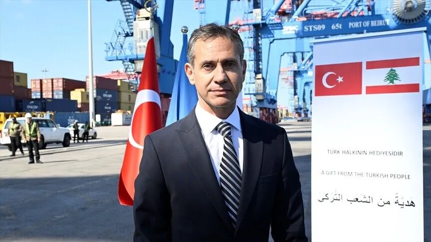 CivilMovement's tweet photo. 🇹🇷 Türkiye’s @AFADBaskanlik  delivered 2,000 tonnes of flour to support Palestinian refugees and families displaced in Lebanon.
The shipment was handed over at Beirut Port in the presence of Lebanese authorities and UNRWA. 
#HumanitarianAid #FoodSecurity #Lebanon #Türkiye https://t.co/AjyHg2X50z