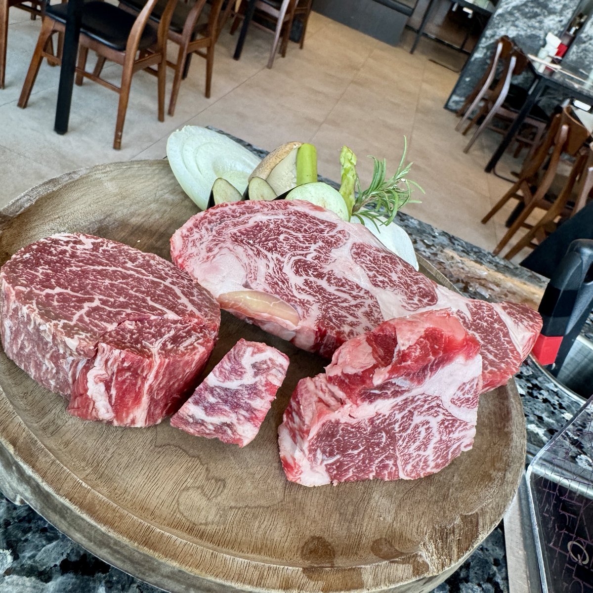 Hots_AIM's tweet photo. YONさんとソウルヨクの上で韓牛を食べたー！

あんまり余裕ないのにロッテマートとか付き合ってくれてありがかった！
（欲しいの見つけるのにぜんぶ店員さんに聞いてくれた！） https://t.co/E6GtEzsAUo