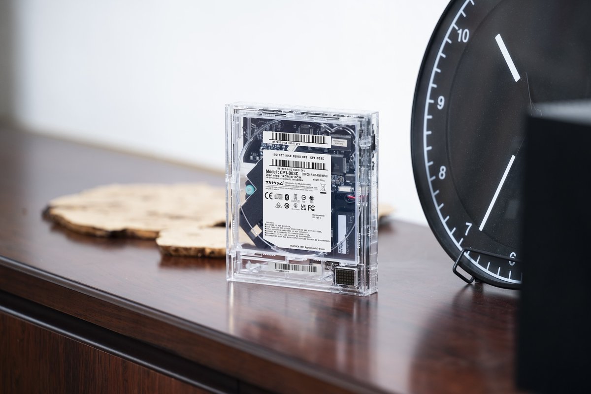 sakanaction's tweet photo. CDをより手軽に愉しむ環境を作るために誕生したkm5の「Instant Disc Audio Cp1」
#サカナクション モデルの受注販売を実施中🛒

■販売期間📅
～10/12(月)23:59

■お届け時期📦
2027年1月下旬〜2月上旬より順次発送を予定。

会場物販でサンプルも展示中。

▼詳細🛒
https://t.co/QKXolD6QQJ https://t.co/z4mYOSbBN2