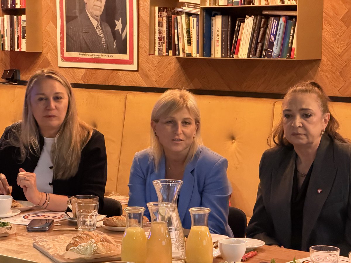 ZPPnetpl's tweet photo. Właśnie trwa „Śniadanie dla zdrowia. Miejsce zdrowia w polityce państwa”, organizowane przez Związek Przedsiębiorców i Pracodawców oraz Instytut Praw Pacjenta i Edukacji Zdrowotnej.

To spotkanie poświęcone najważniejszym wyzwaniom stojącym dziś przed systemem ochrony zdrowia.

Wraz z zaproszonymi decydentami i ekspertami ochrony zdrowia rozmawiamy o tym, w jakim miejscu obecnie znajduje się system oraz jakie działania i zmiany będą potrzebne w najbliższych latach.

Spotkanie ma formułę zamkniętą.

Spotkanie prowadzą:
🔹 Aleksandra Sienkiewicz – Dyrektor Forum Zdrowia Związku Przedsiębiorców i Pracodawców
🔹 Patrycja Rzucidło-Zając – Instytut Praw Pacjenta i Edukacji Zdrowotnej
🔹 dr n. med. Jakub Gierczyński, MBA – ekspert ochrony zdrowia