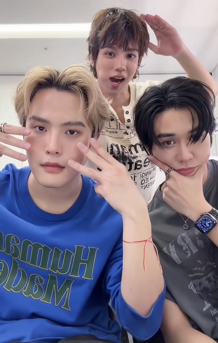 lamby_0914's tweet photo. 260912 ig live 
FLIO Pose
#FLIO https://t.co/qWn5tkxo1Y