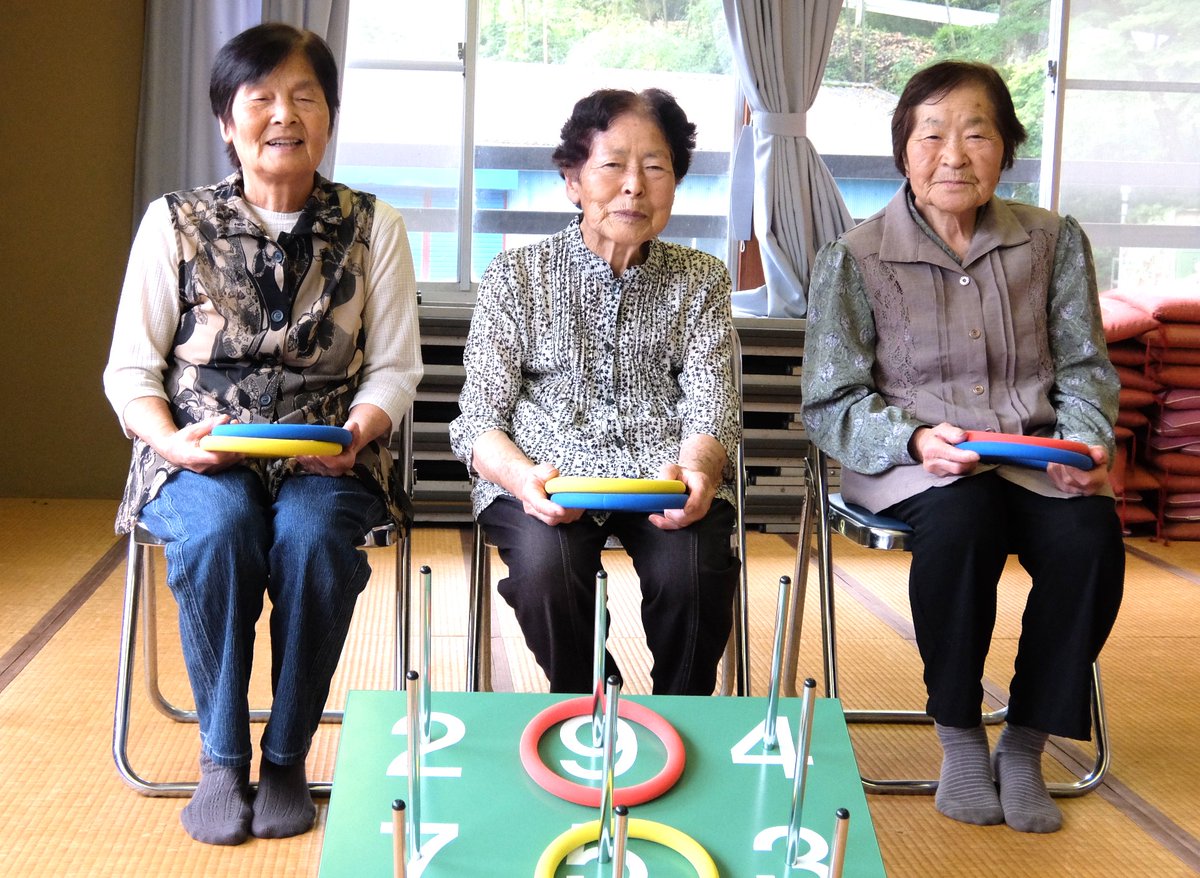 kannashakyo's tweet photo. 本日のひなたぼっこの会は船子一区地区の皆さんで｢輪投げ｣
お互いに「それー、それー」と声をかけあいながら挑戦！
皆さん高得点をとれました！

#神流町 #ミニデイサービス #輪投げ https://t.co/jf8PfCmtvW