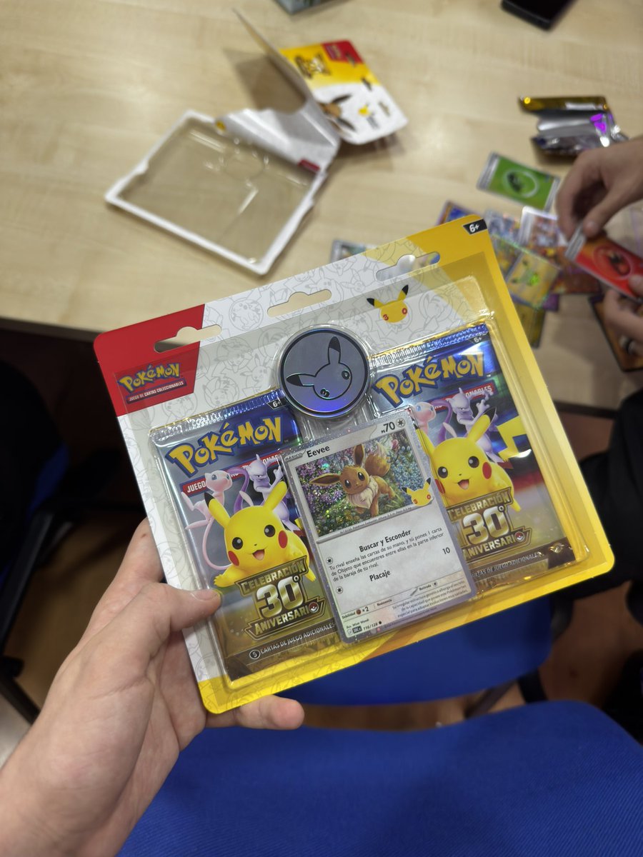 EstebinXd's tweet photo. Me pilló un blíster ayer pensado que tampoco me va a tocar nada, simplemente por abrir esta colección que es una pasada yo y unos cuantos en un local, efectivamente salí contento, aunque el resultado no me acompañó pero bueno, ahora me la quedo o la vendo? https://t.co/72vnlWsR7i