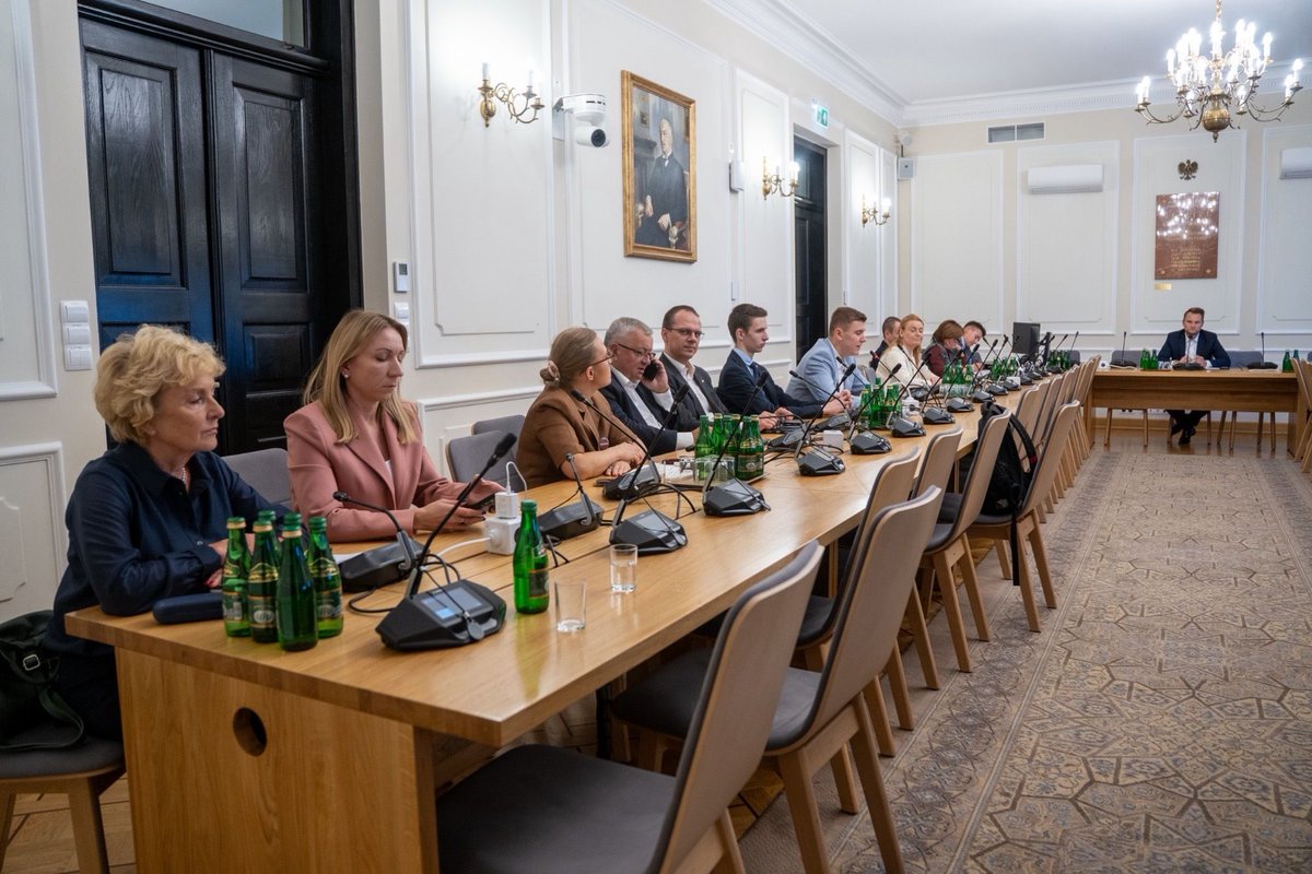MSlusarczykKO's tweet photo. Głos mieszkańców Bemowa w Sejmie RP 🇵🇱

Dziś reprezentowałam mieszkańców Bemowa podczas posiedzenia sejmowej Podkomisji stałej ds. transportu drogowego, drogownictwa i bezpieczeństwa ruchu drogowego. Dziękuję Przewodniczącemu Krzysztofowi Truskolaskiemu za możliwość zabrania głosu i przedstawienia perspektywy mieszkańców.

Temat? Bezpieczeństwo pieszych i problem hulajnóg elektrycznych.

Punktem wyjścia były prowadzone przeze mnie konsultacje – najpierw wśród mieszkańców 65+, a następnie wszystkich mieszkańców Bemowa. Powtarzały się problemy z hulajnogami pozostawianymi na chodnikach oraz niebezpieczną jazdą. Szczególnie dotyka to seniorów, osób z niepełnosprawnościami, osób niewidomych i rodziców z wózkami.

Na Bemowie złożyłam już interpelację dotyczącą współpracy ze służbami i cyklicznych kontroli. Jednak część rozwiązań wymaga zmian na poziomie krajowym, dlatego przedstawiłam w Sejmie postulaty dotyczące https://t.co/smUSoehMYs.:
👉 wyznaczonych miejsc parkowania hulajnóg,
👉 możliwości identyfikacji pojazdów i użytkowników,
👉 rozważenia kwestii OC,
👉 skuteczniejszej kontroli „podrasowanych” e-hulajnóg i e-rowerów.

Podczas posiedzenia przedstawiciel Ministerstwa Infrastruktury poinformował również o przygotowywanych zmianach dotyczących https://t.co/smUSoehMYs. obowiązku pozostawiania współdzielonych hulajnóg w wyznaczonych miejscach oraz zasad usuwania nieprawidłowo zaparkowanych pojazdów.

Będę dalej monitorować prace nad zmianami i przekazywać głos mieszkańców tam, gdzie zapadają decyzje.
#RobimyNieGadamy #KoalicjaObywatelska #MonikaŚlusarczyk #Hulajnogi #SejmRP