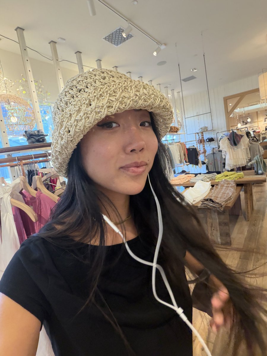 travitann's tweet photo. I couldn't find any clothes that I really liked, but it didn't affect my good mood for enjoying life. https://t.co/r4XiUSCBHw