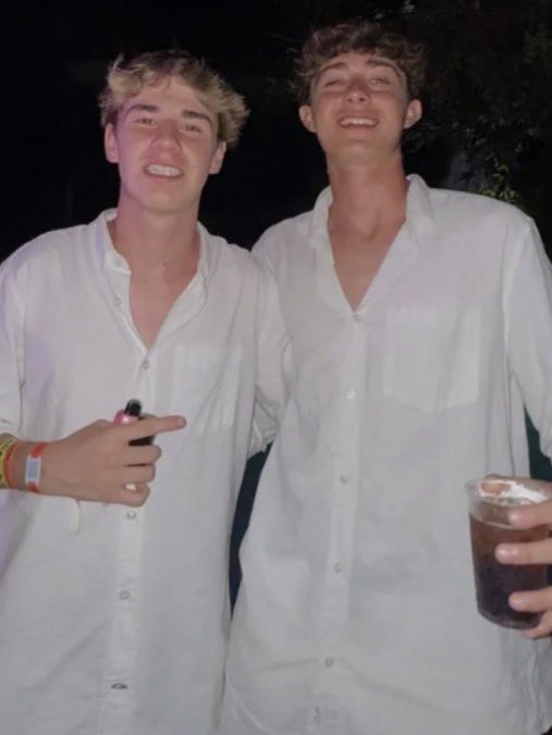 selierie's tweet photo. LUCAS IRIARTE 
CARLOS AGUILAR
MARIANO LORET DE MOLA hijo de Marco Loret (trabajó en el Liceo Naval como docente)
IGNACIO KLEIMAN 
SANTIAGO BARRIGA
VASCO RIVERA
MATHIAS REMAR 

son los nombres de los VIOLADORES del Liceo Naval. si tienen la cara para violentar a un menor merecen ser juzgados como adultos. enfermos.
