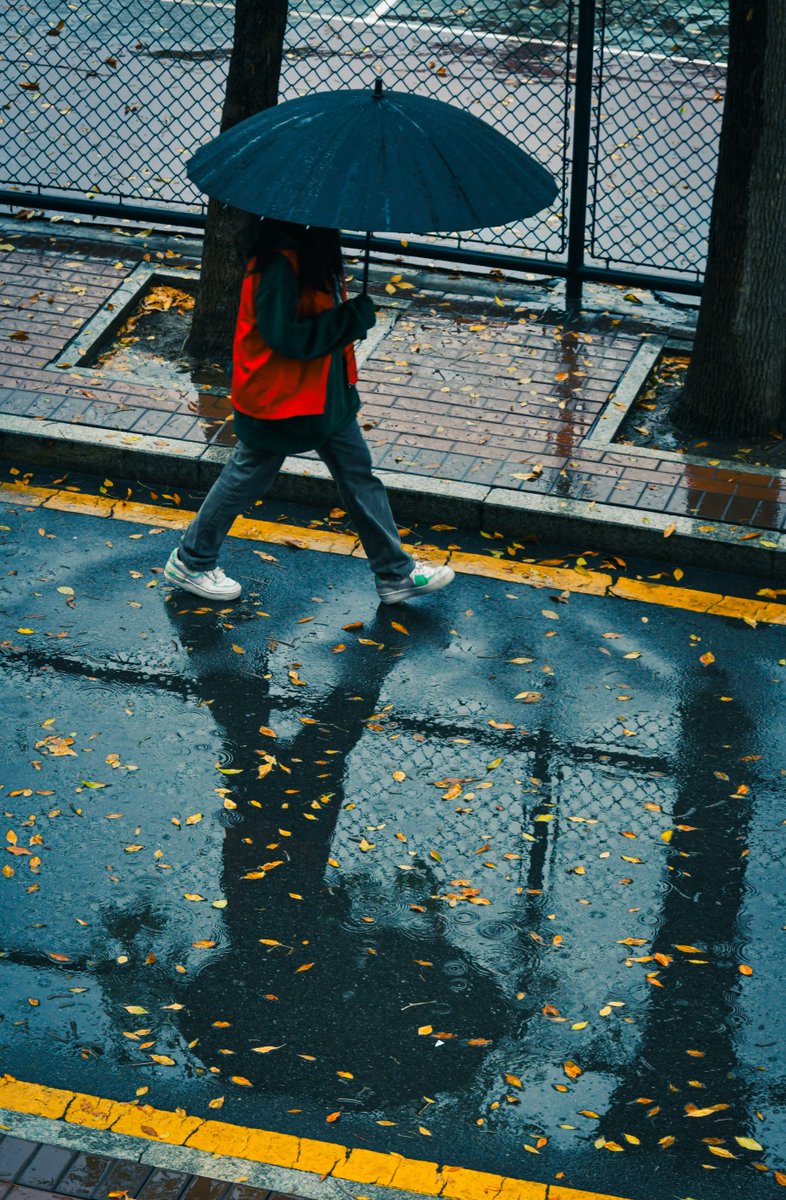 aislm108777's tweet photo. A stranger helped me fix my flat tire in the pouring rain today. No need for words, just a quick smile and a pair of willing hands—restored my faith in small, kind moments. https://t.co/ObtdhGye7q